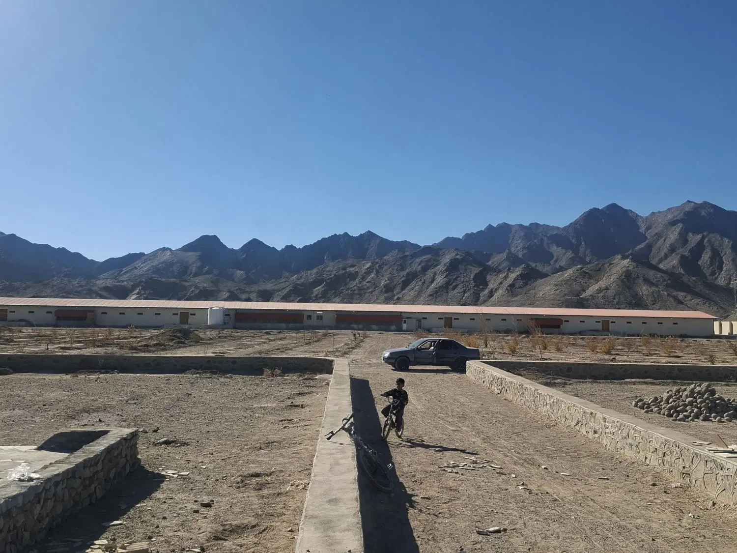 مرغداری ۳۰هزار قطعه ایی پشت میدان بار هامون ثمر