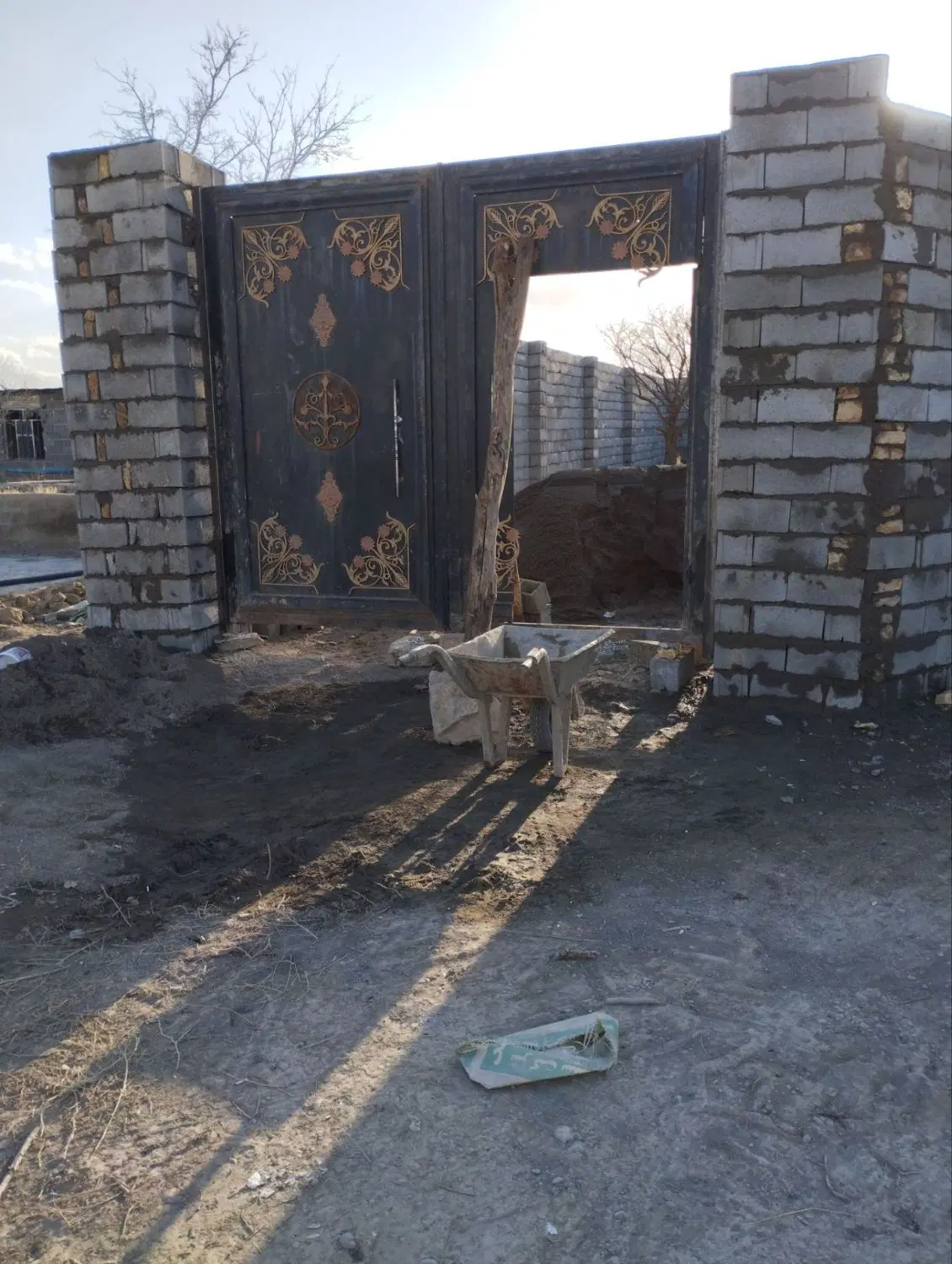 زمین ۲۸۰ متری دور دیوار روستای خانسعادت