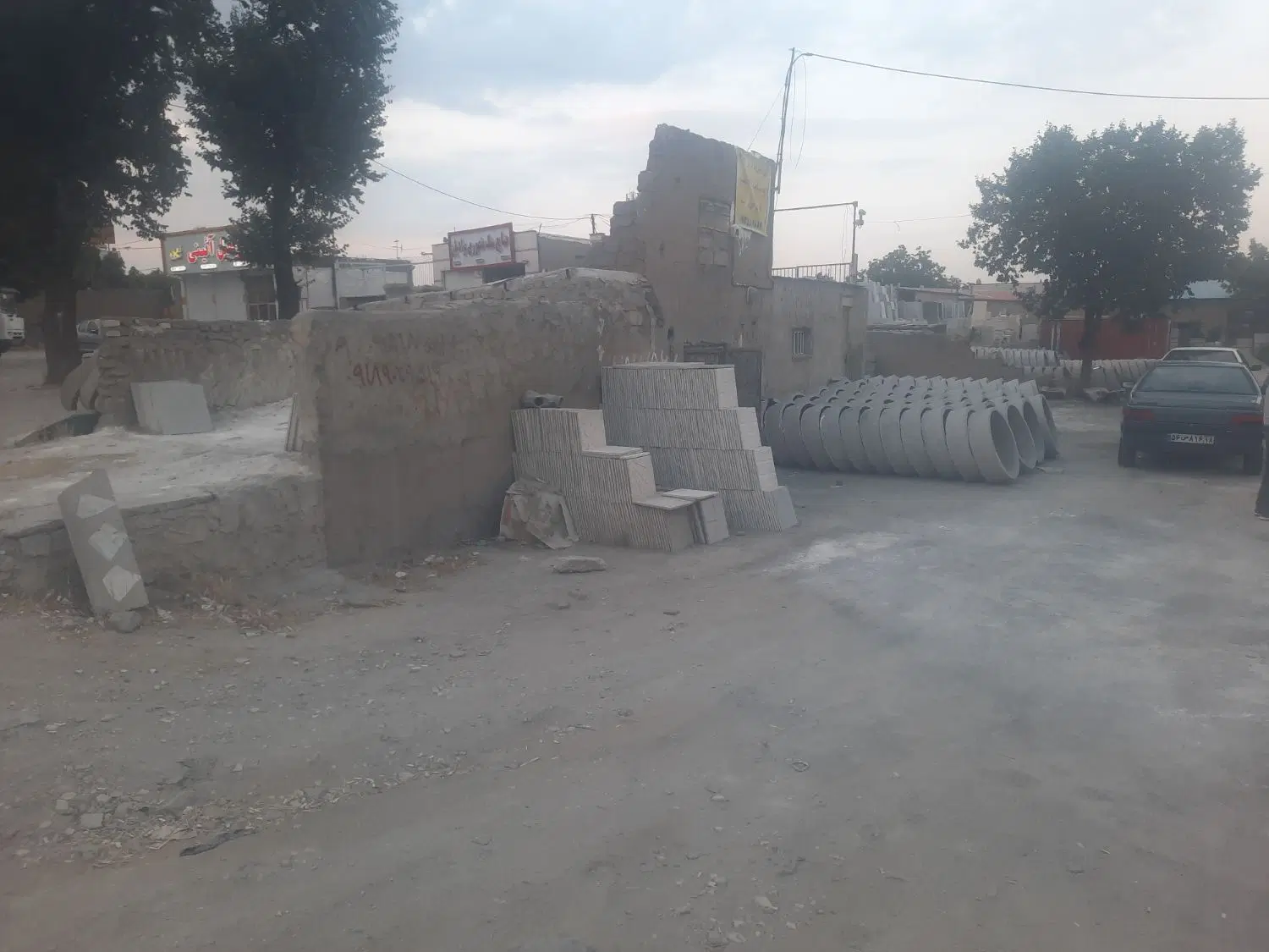 زمین بر جاده کرمانشاه با انبار و دفتر