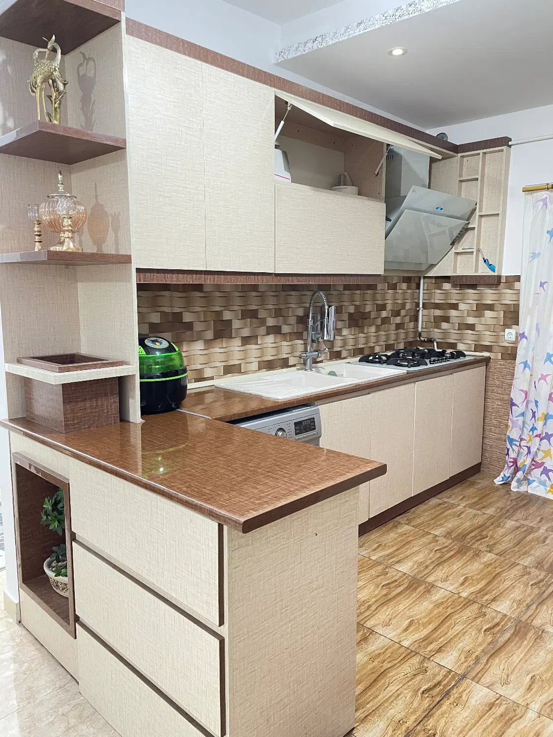 واحد زیبا در صومعه سرا