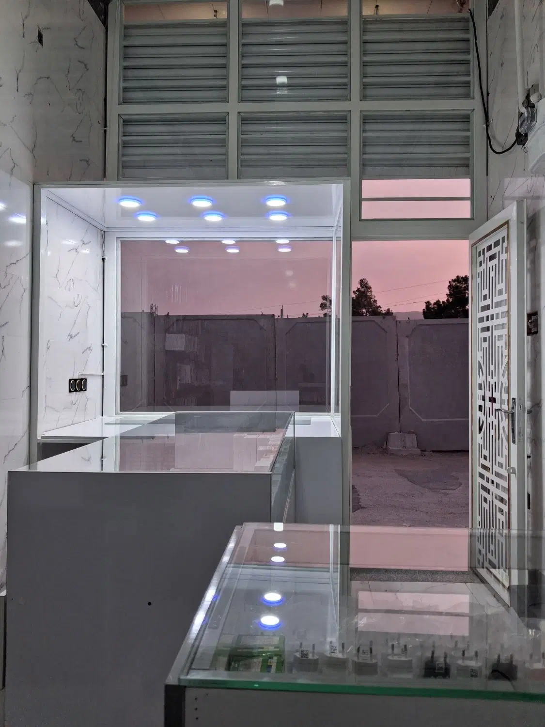 مغازه تجاری کرندغرب کاروانسرا روبروی بانک سپه