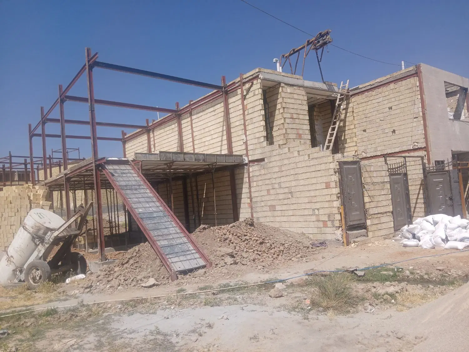 فروش ساختمان نیمکاره در خلیفه