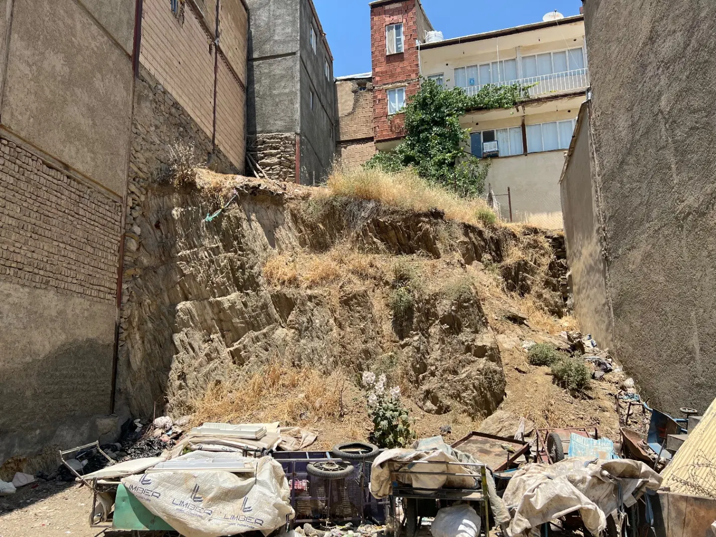 زمین ۱۶۰متری