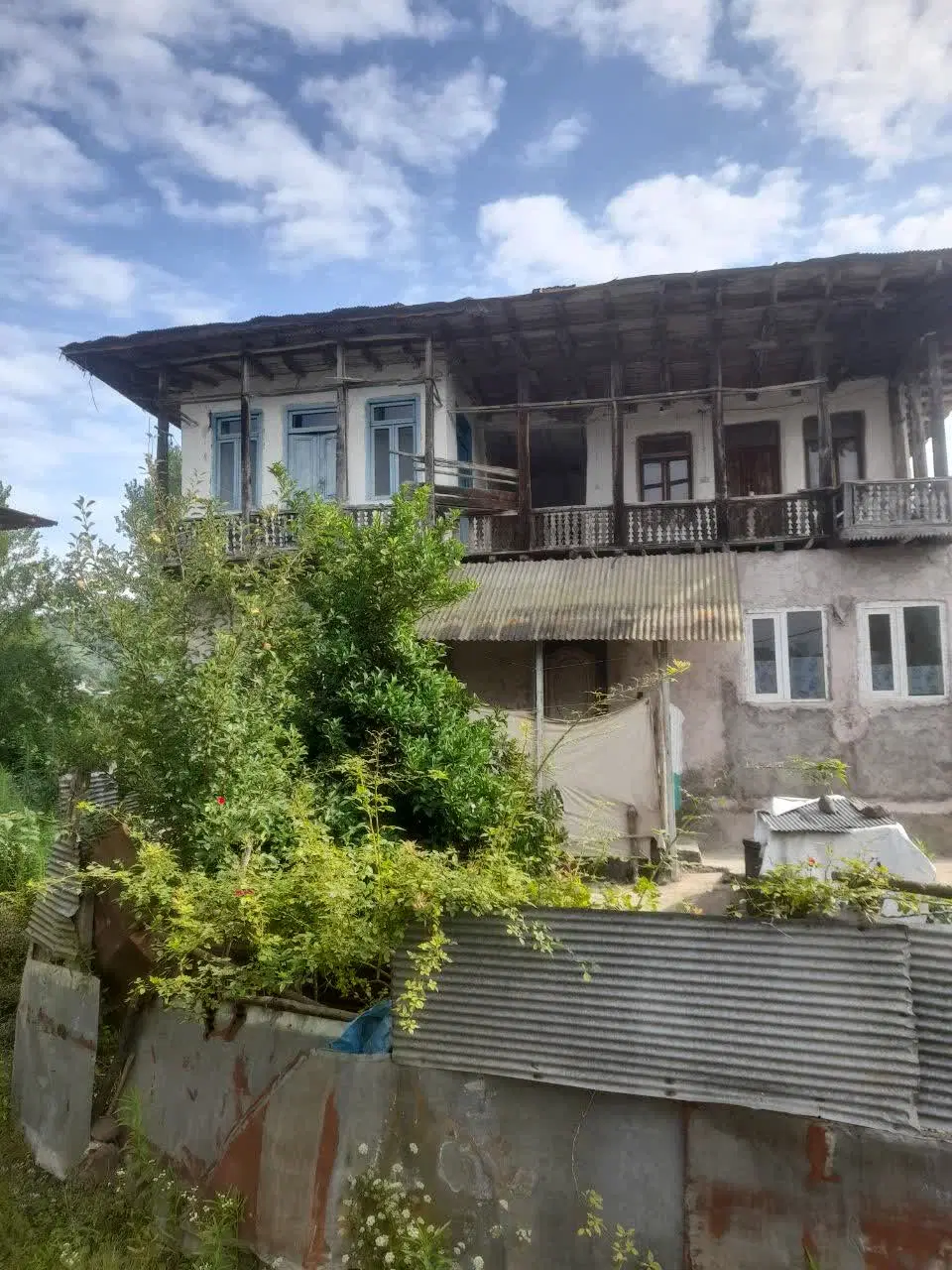 خانه روستایی همراه با زمین پشت و جلویش
