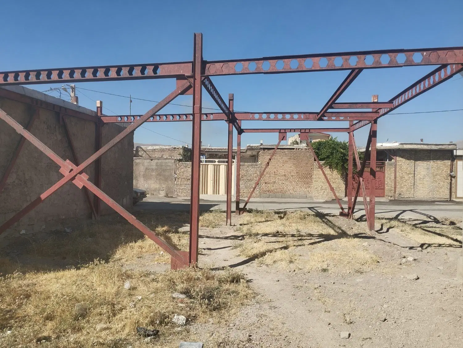 صد چهل متر زمین صد متر ساخت  تمام اسکلت