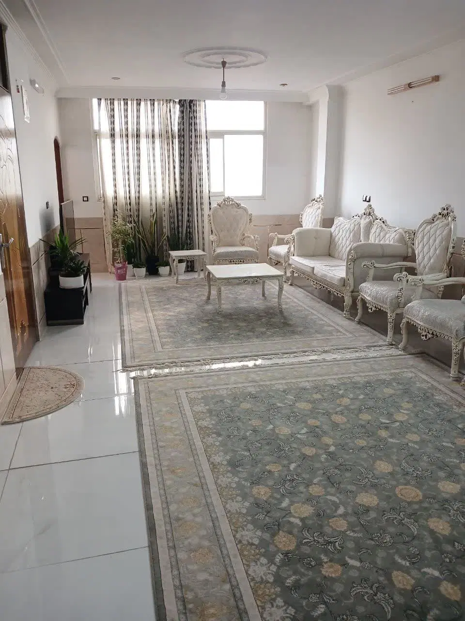 یک واحد آپارتمان  به اضافه یک سوئیت روی پشت بام