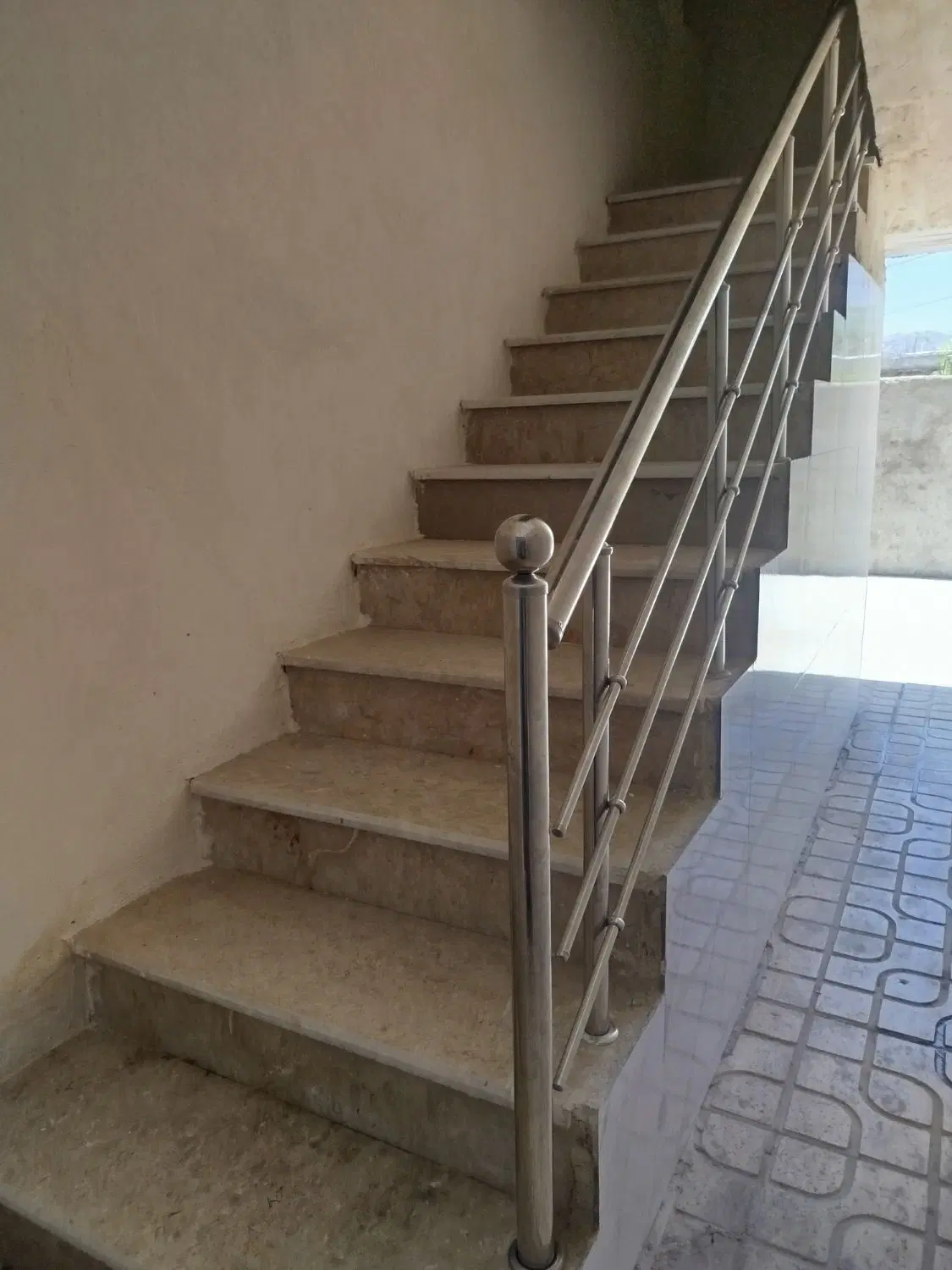 خونه طبقه دوم هست