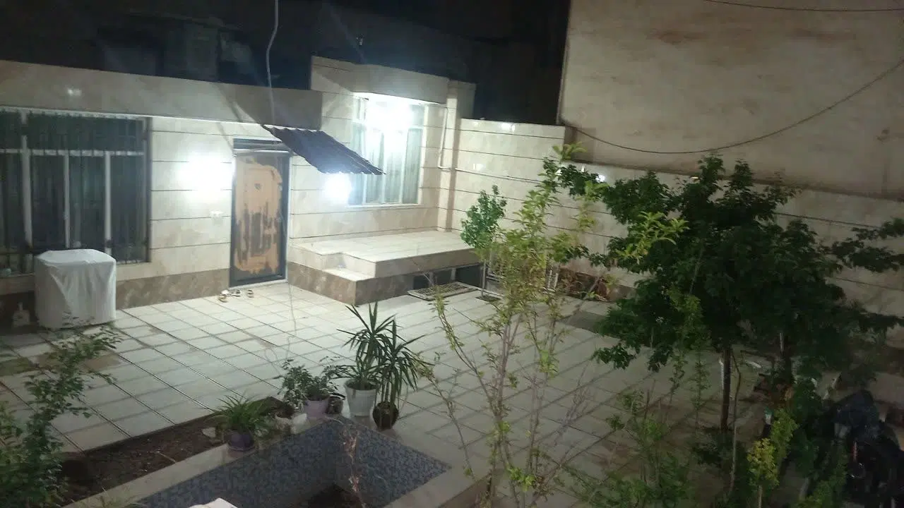 خانه ویلایی بزرگ وسط شهر به فضای سبز خوب