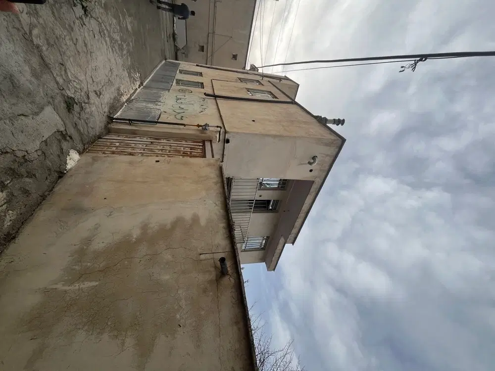 دو طبقه خانه ویلای داخل شهر
