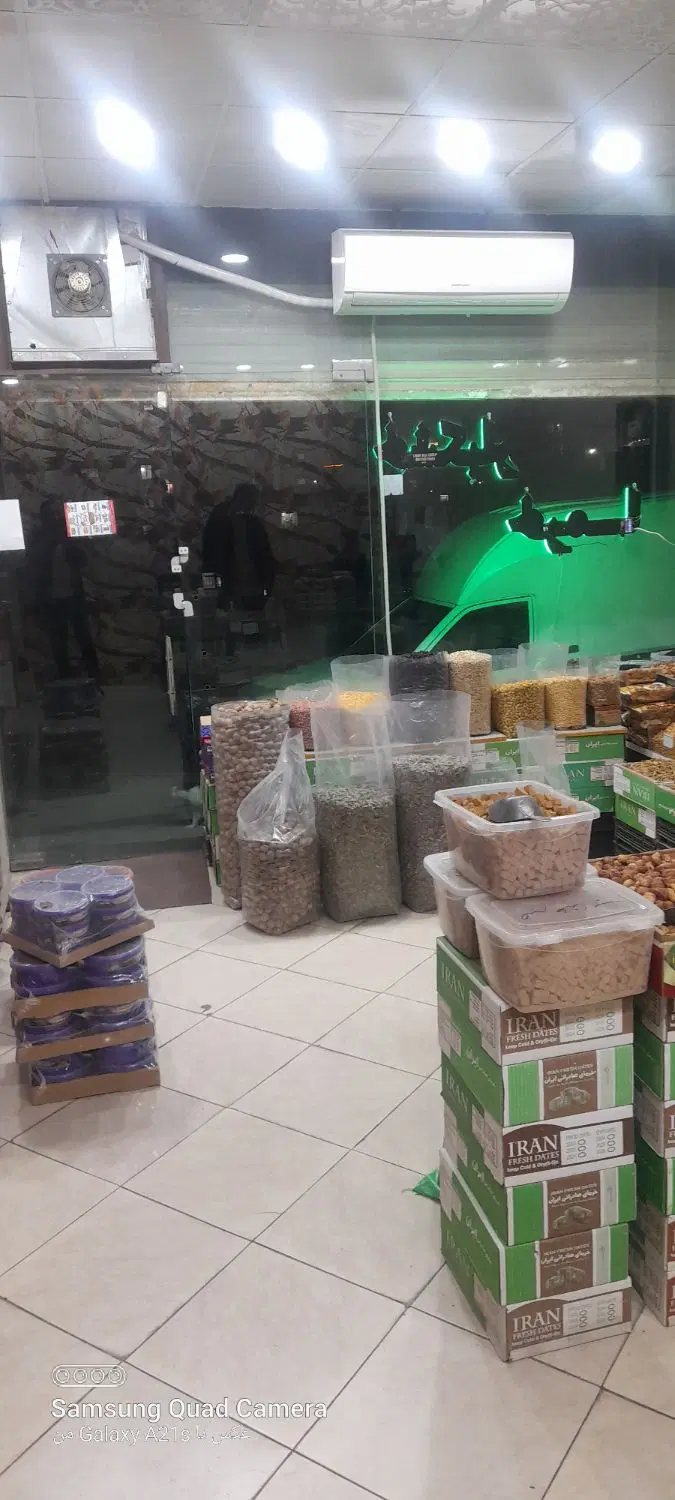 فروش ۶۰مترمغازه برخیابان محراب باسرویس بهداشتی