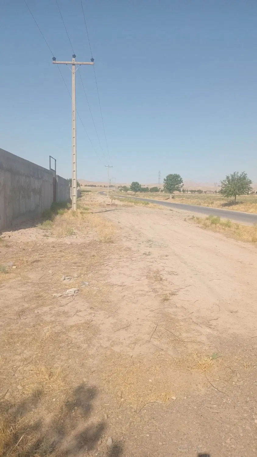 ۱۱۰۰متر زمین چهار دیواری حاشیه جاده