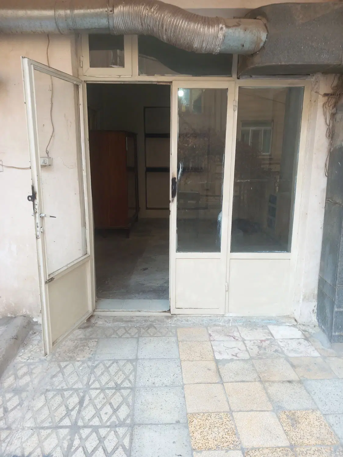 جیحون یک سوئیت ۲۵ متر تراس طبقه دوم جهت یکنفر