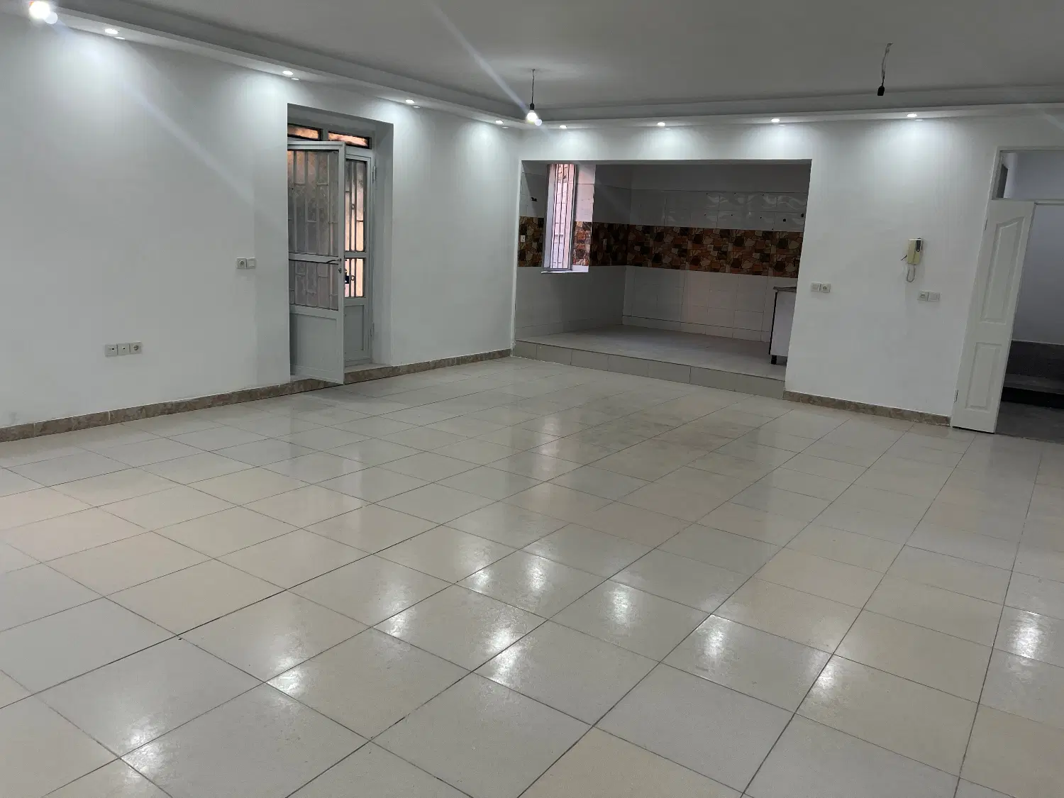 خانه حیاط دار دوکله شمالی جنوبی شهرک مدنی حسن اباد