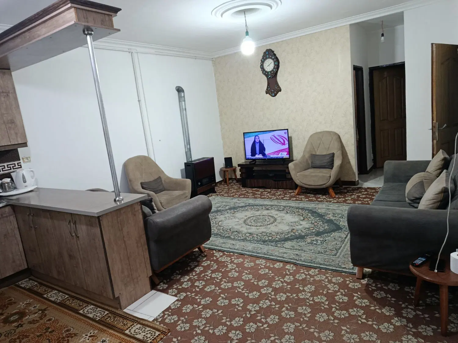 خانه طبقه بالا.کوچه 8متری .قیمت مناسب