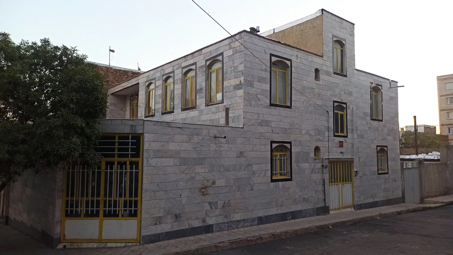 ویلایی ۲۶۰ متری دو نبش، خوش نقشه دو طبقه مجزا