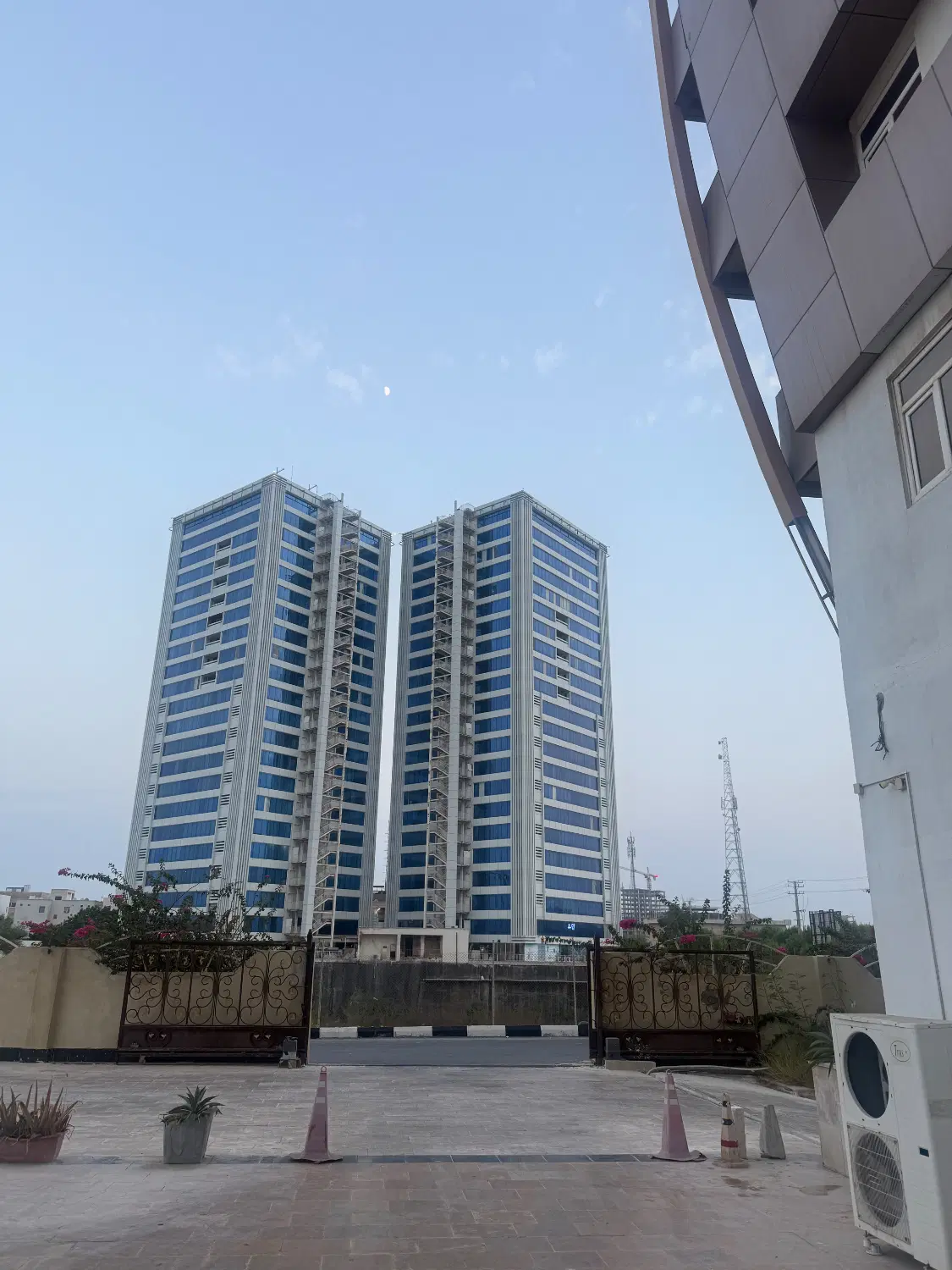 خانه ی ۸۹متری برِ خیابان اصلی حکمت