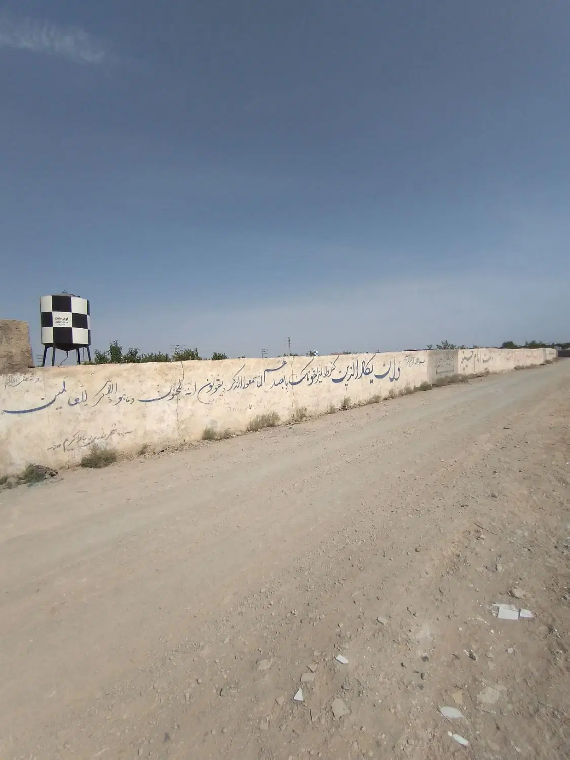 ۶۰۰مترچهاردیواری بادرختان ۴ساله نزدیک کانال اب