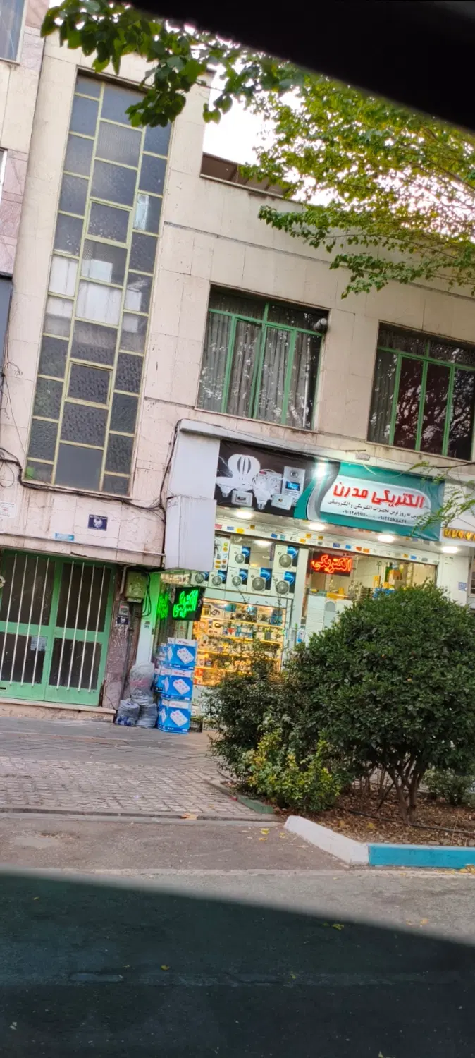 خانه کلنگی بر خیابان آیت