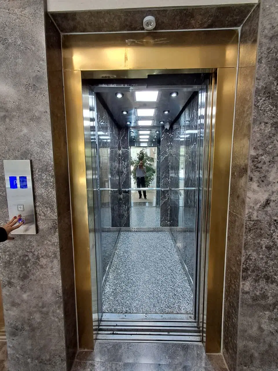 اپارتمان قاسم اباد میدان مادر