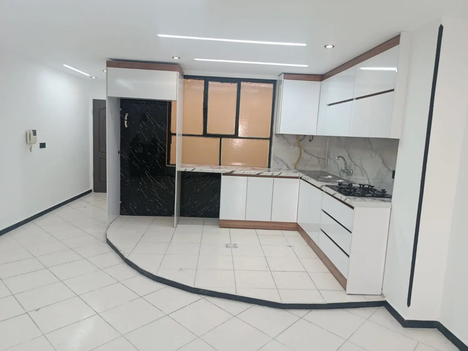 ۷۰متر پارکینگ اختصاصی روبه نما تراورتن ۶میلیارد۸۰۰