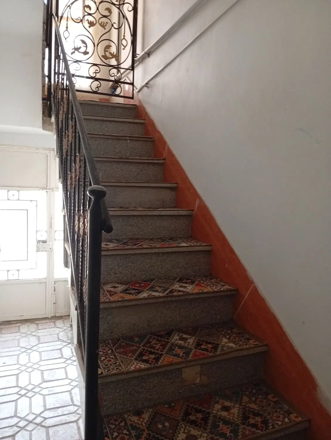 فروشی ۲طبقه خانه
