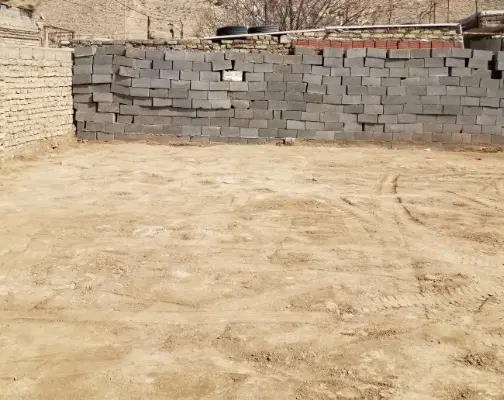 زمین چهار دیواری دارای آب و برق