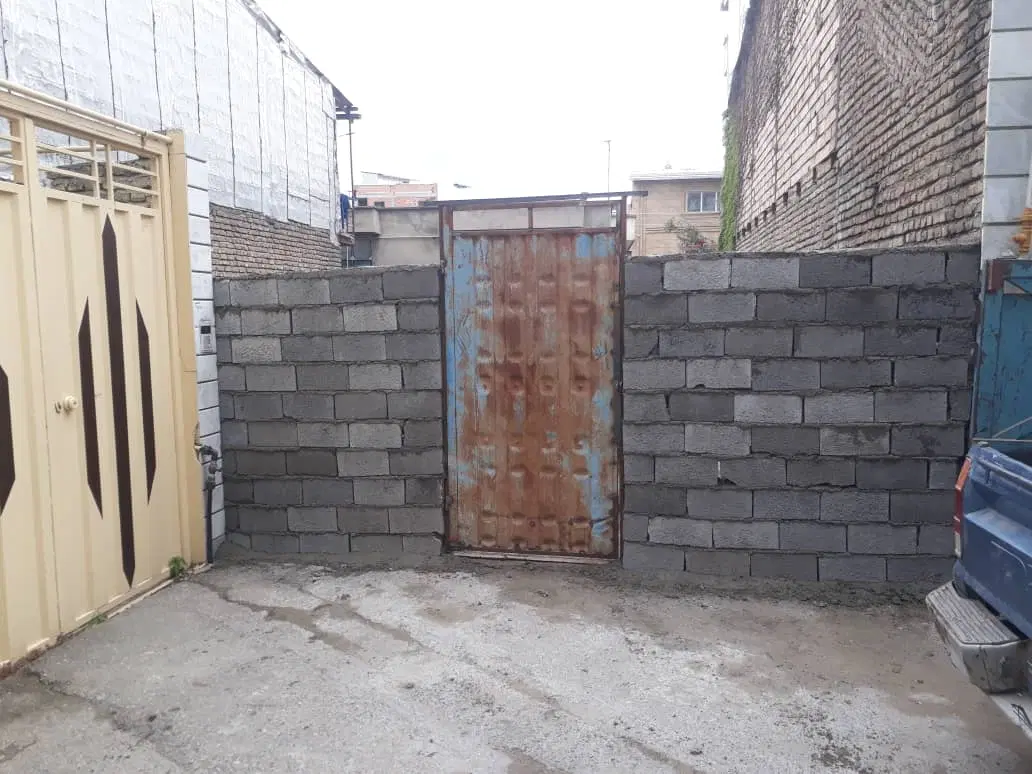 زمین در خیابان معلم