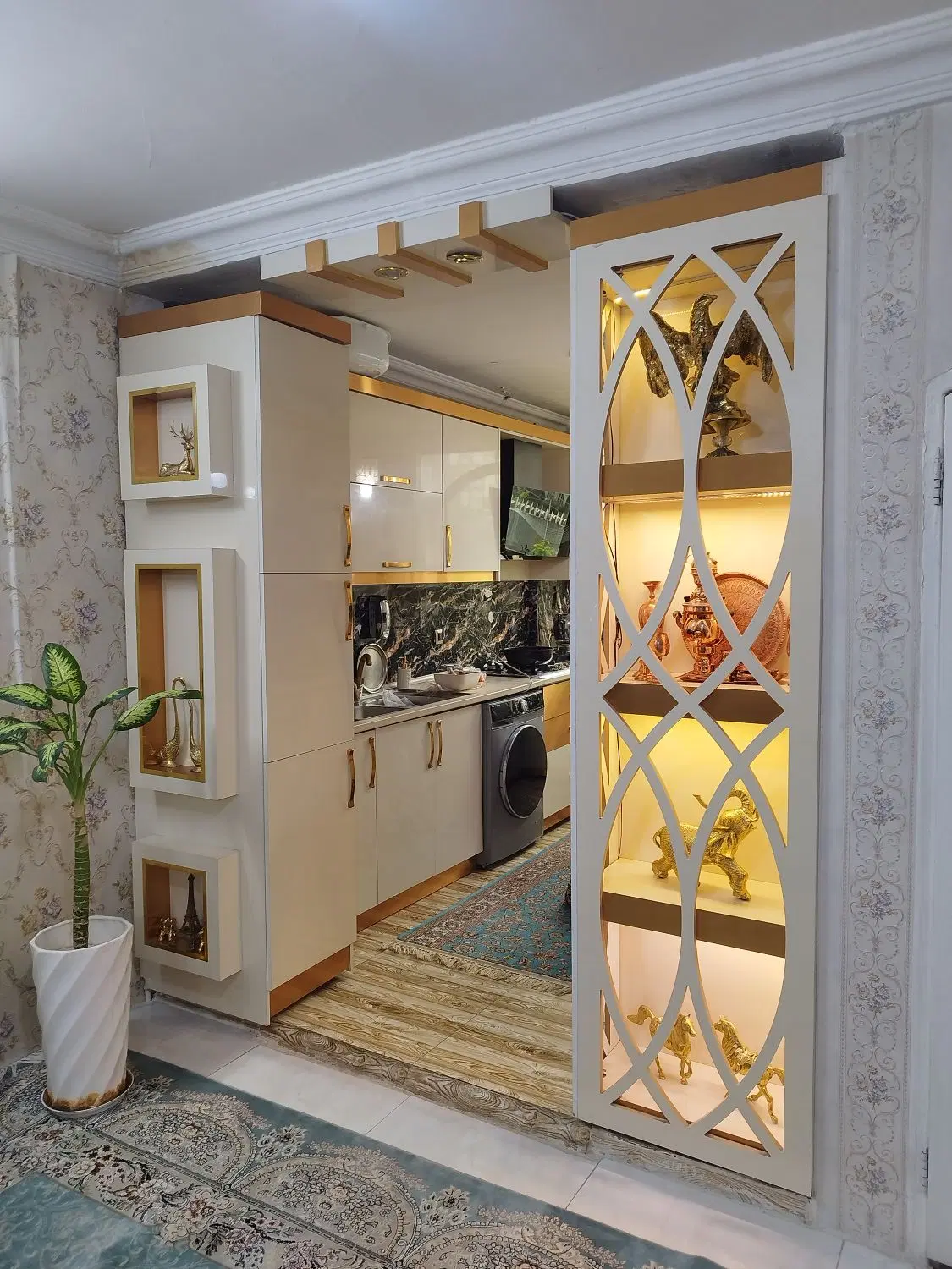 ویلایی اپارتمانی۱۲۰متری.۸۰مترزیربنادرسه طبقه مستقل