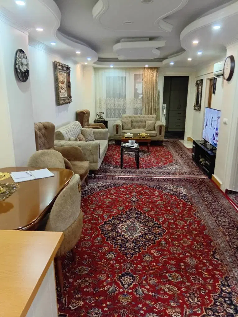 62 متر 2 خواب  پارکینگ دار میدان پاستور