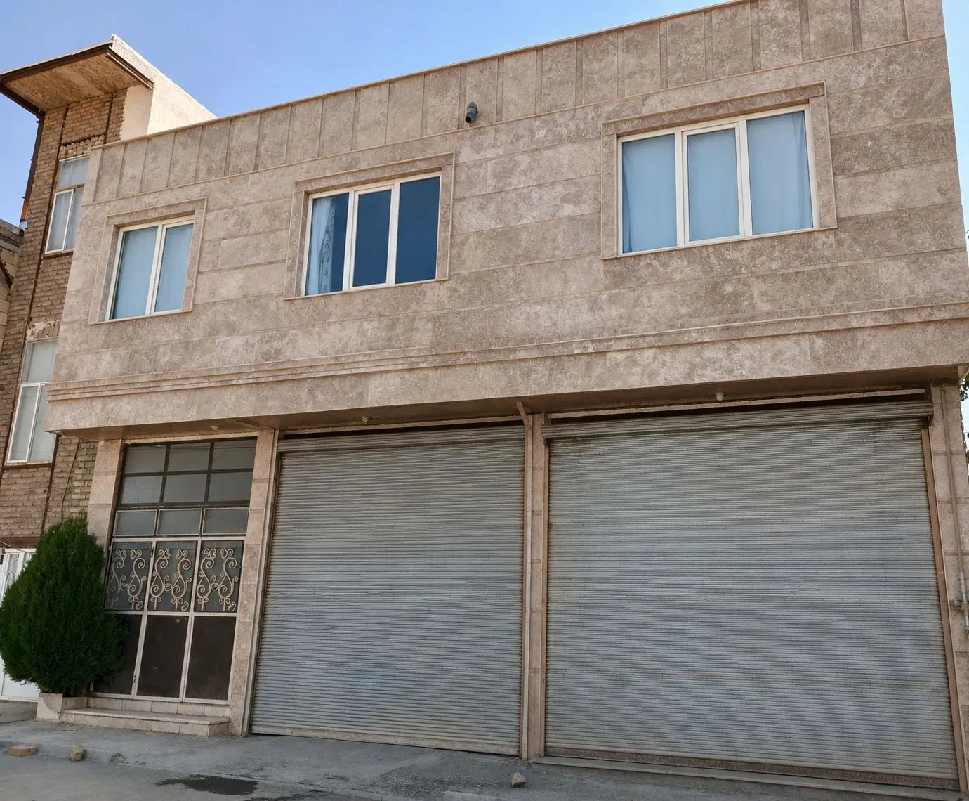 خونه ویلایی با ۲ مغازه تجاری