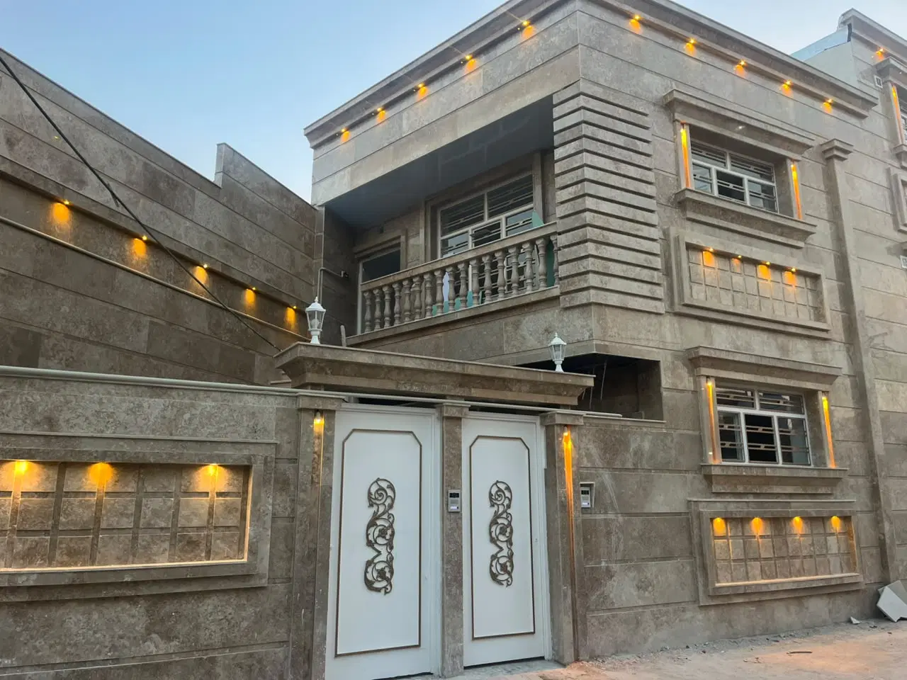 منزل ویلایی دوطبقه با پارکینگ ماه فیروزان