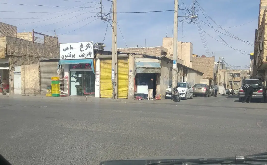 زمین فروشی بر خیابان