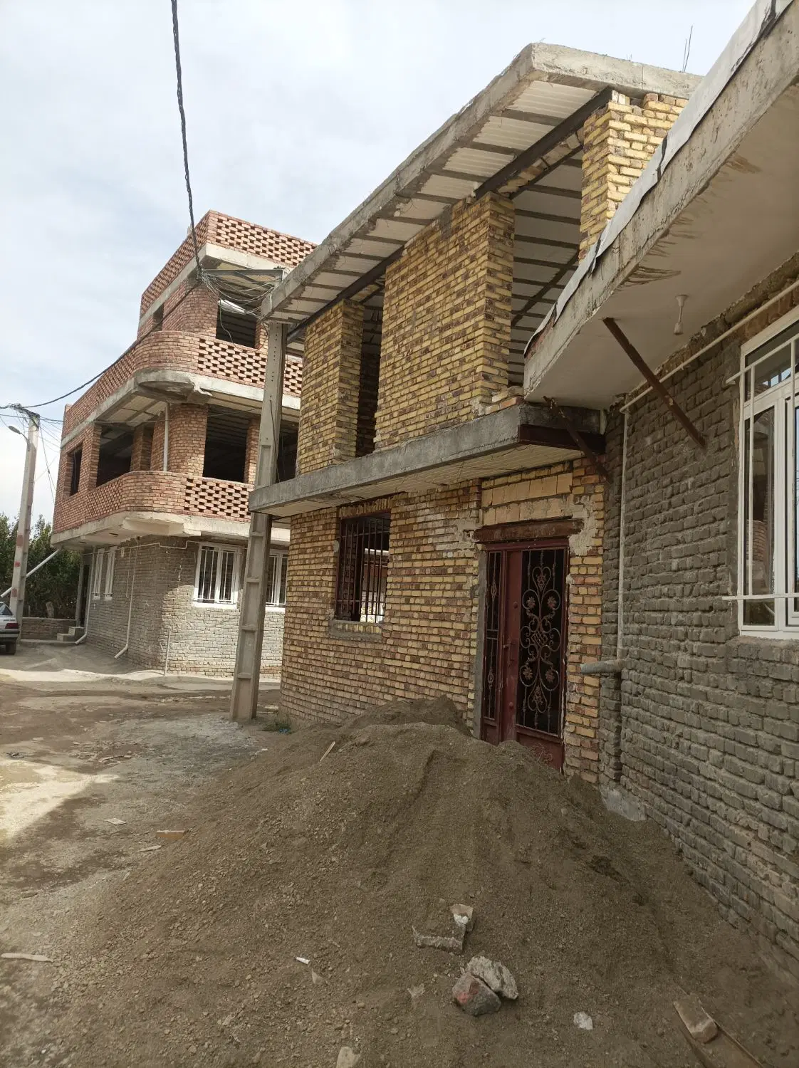 ملک دو نبش نیمه ساخت