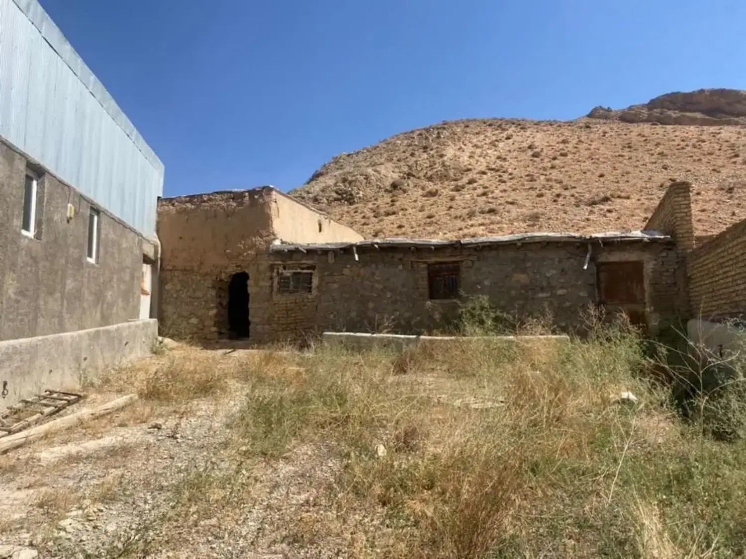 فروش گاوداری پروانه ۳۵ راس تاپ لوکیشن فیروزکوه۸۵۰m