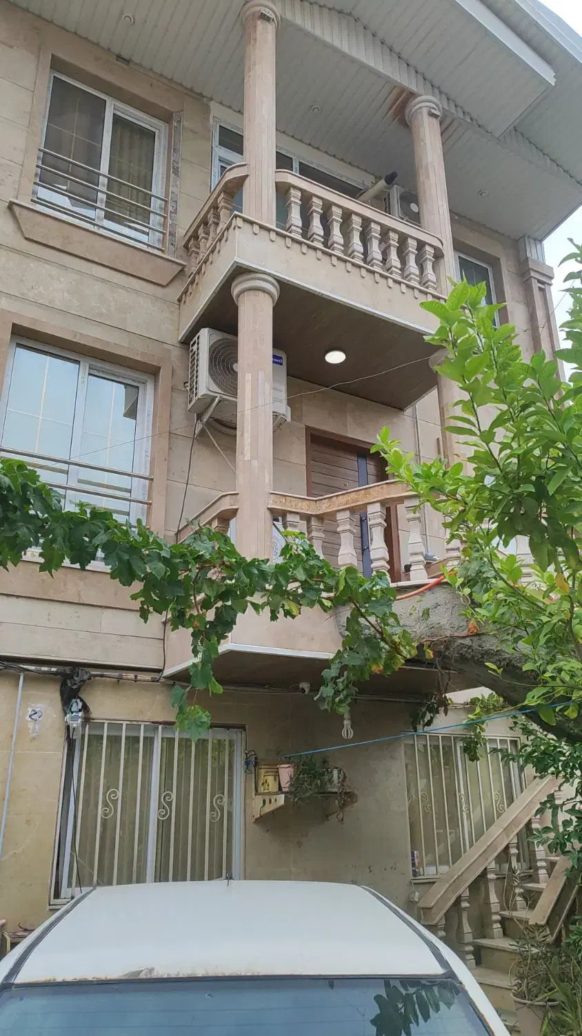 ساختمان تریبلکس مرکز. شهر سه طبقه یکجا