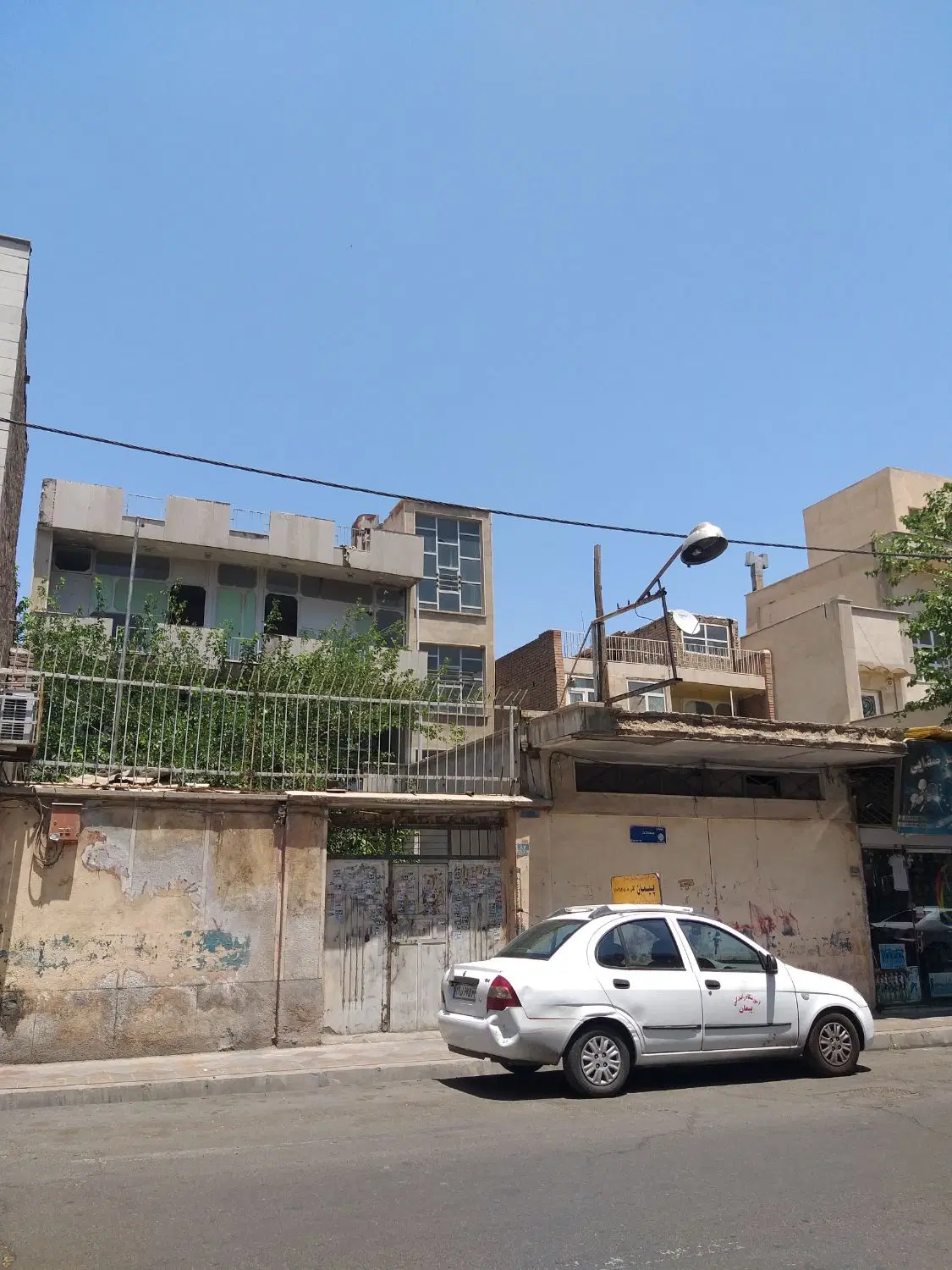 کلنگی ۱۲ متر عرض ملک  خیابان ۱۵ متری