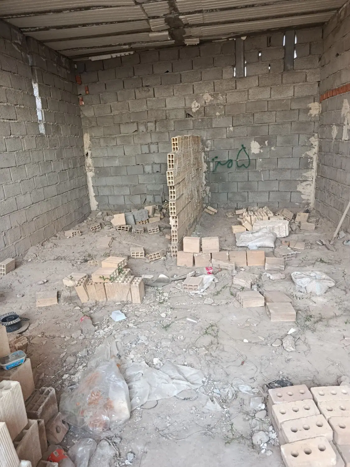 فروش یک باب حیاط نیمه کاره