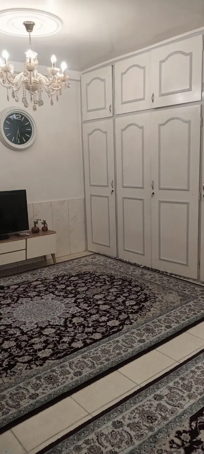 حیاط ۴۱ متری یک طبقه با زیرزمین