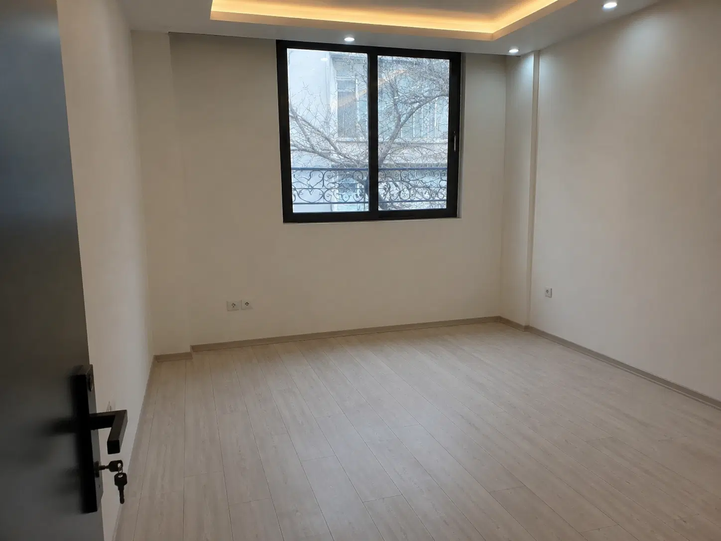 اجاره اتاق از یک دفترکار بر پاسدارن