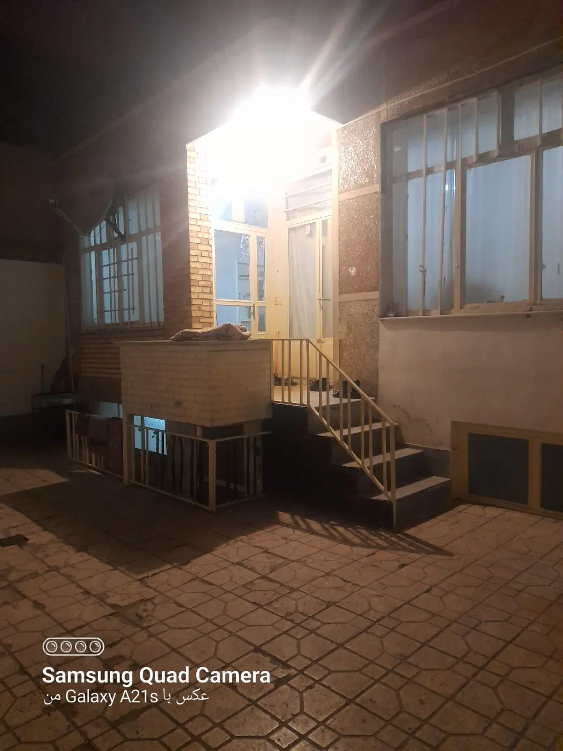 حیاط مسکونی وتجارت دربرخیابان فلسطین