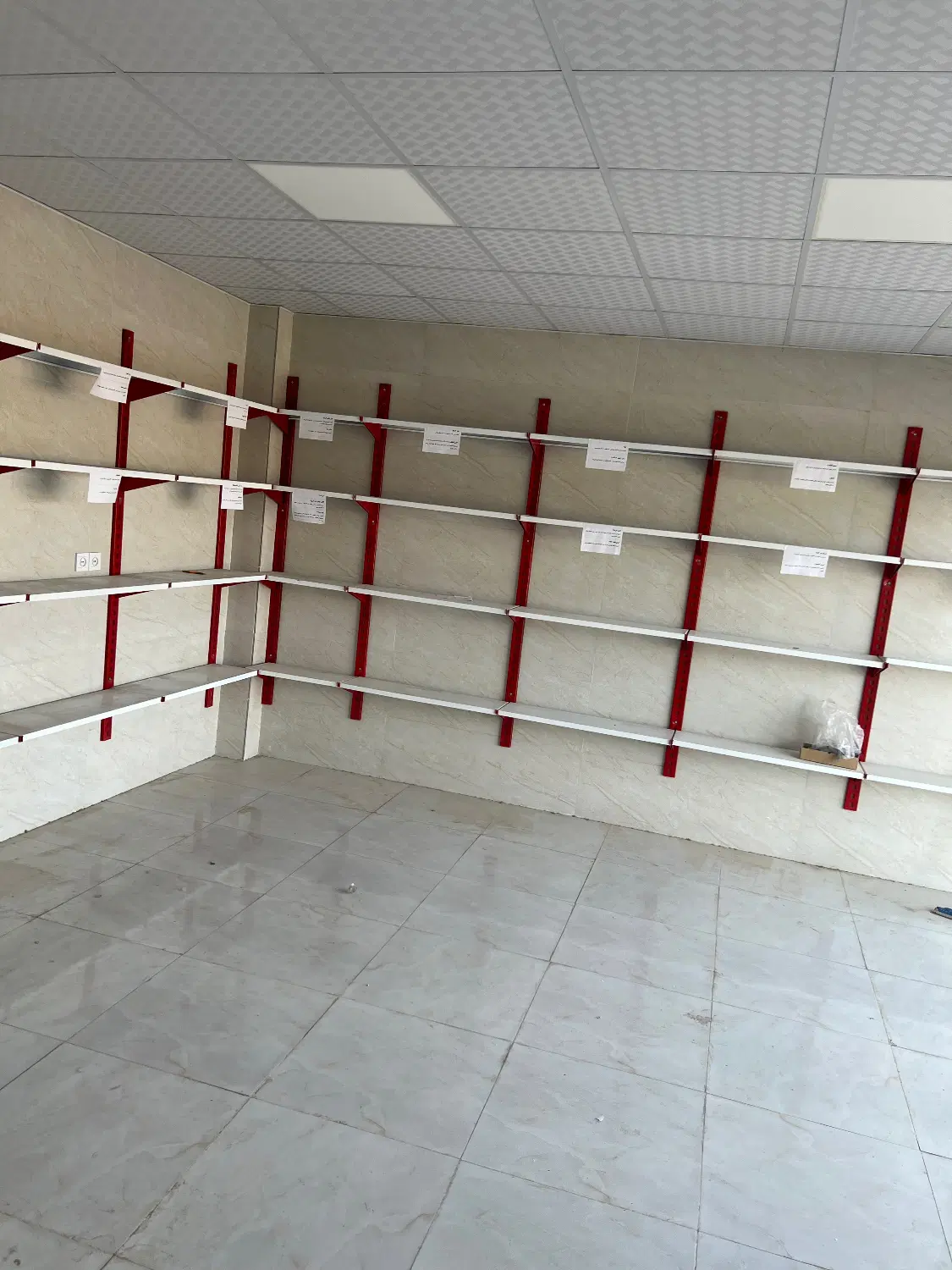 مغازه ۴۰ متری ابعاد۸در۵ دونبش موقعیت عالی