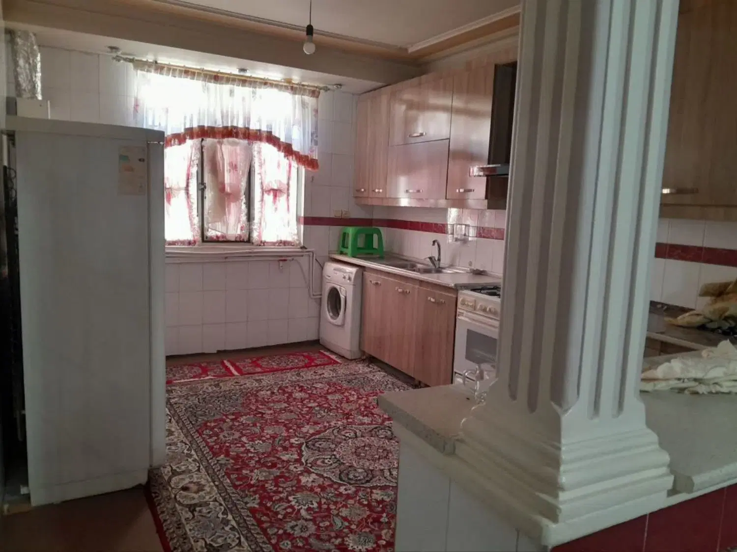 ساختمان مسکونی با زمین (شامل دو واحد و دو مغازه)