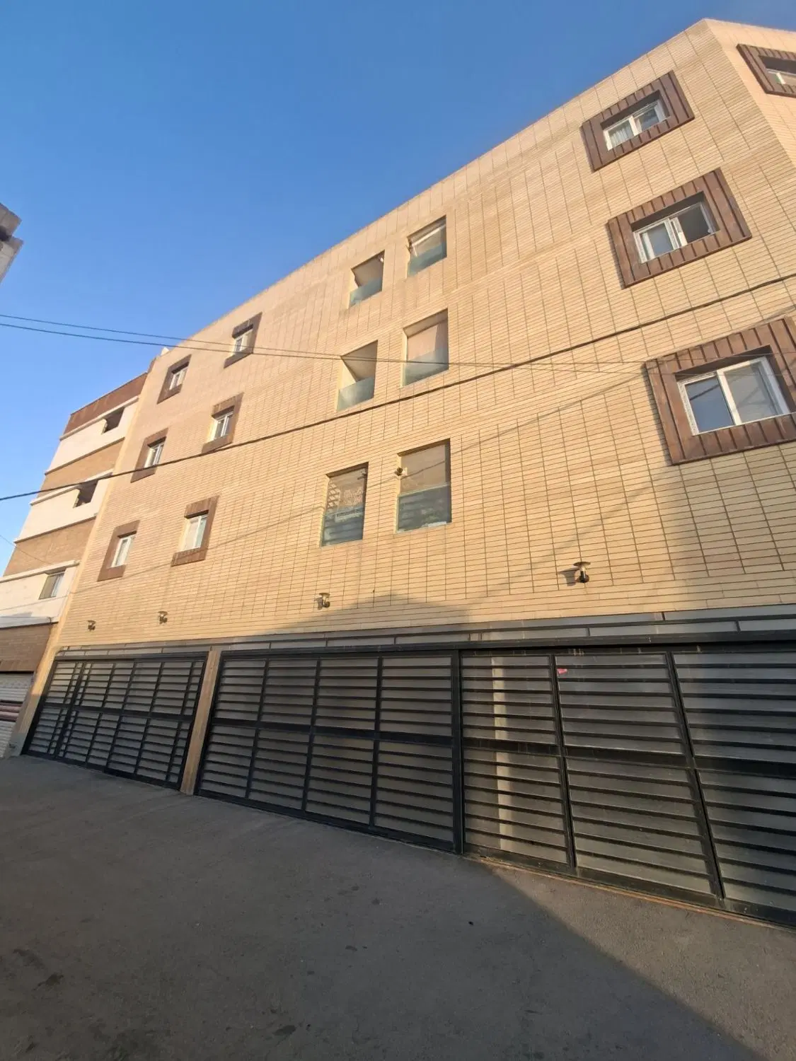 آپارتمان ۷۰ متری دو خواب سه نبش