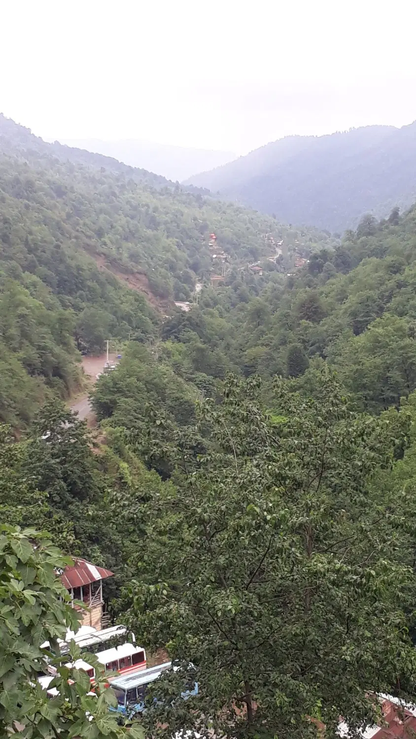 زمینی زیبا در دل کوهستان با ویوی بینظیر
