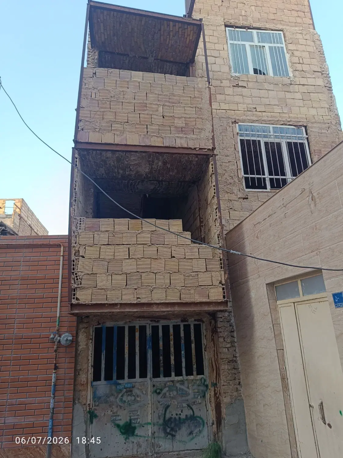 خانه نیمه کار