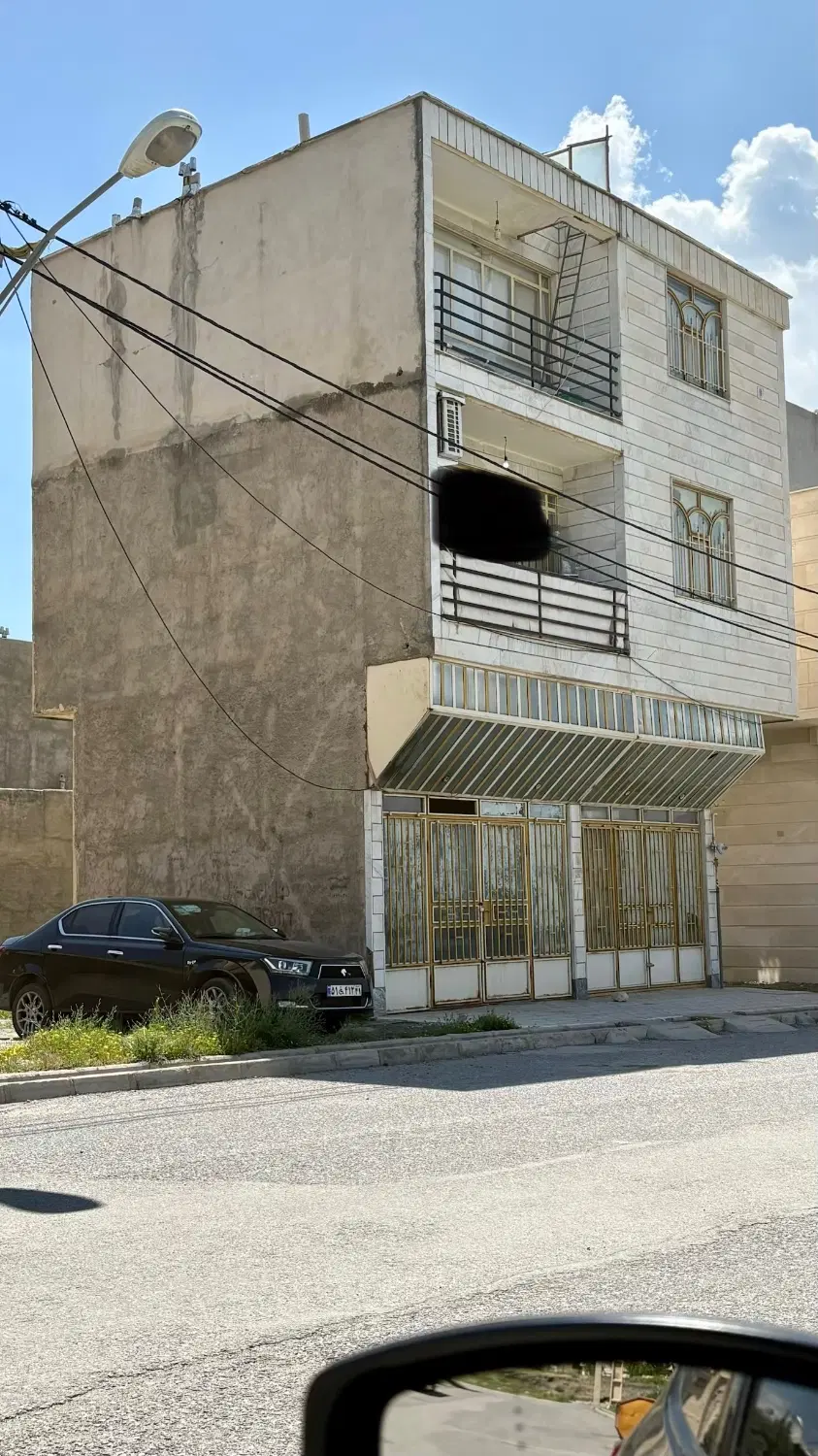 فروش ملک مسکونی به همراه دو باب تجاری