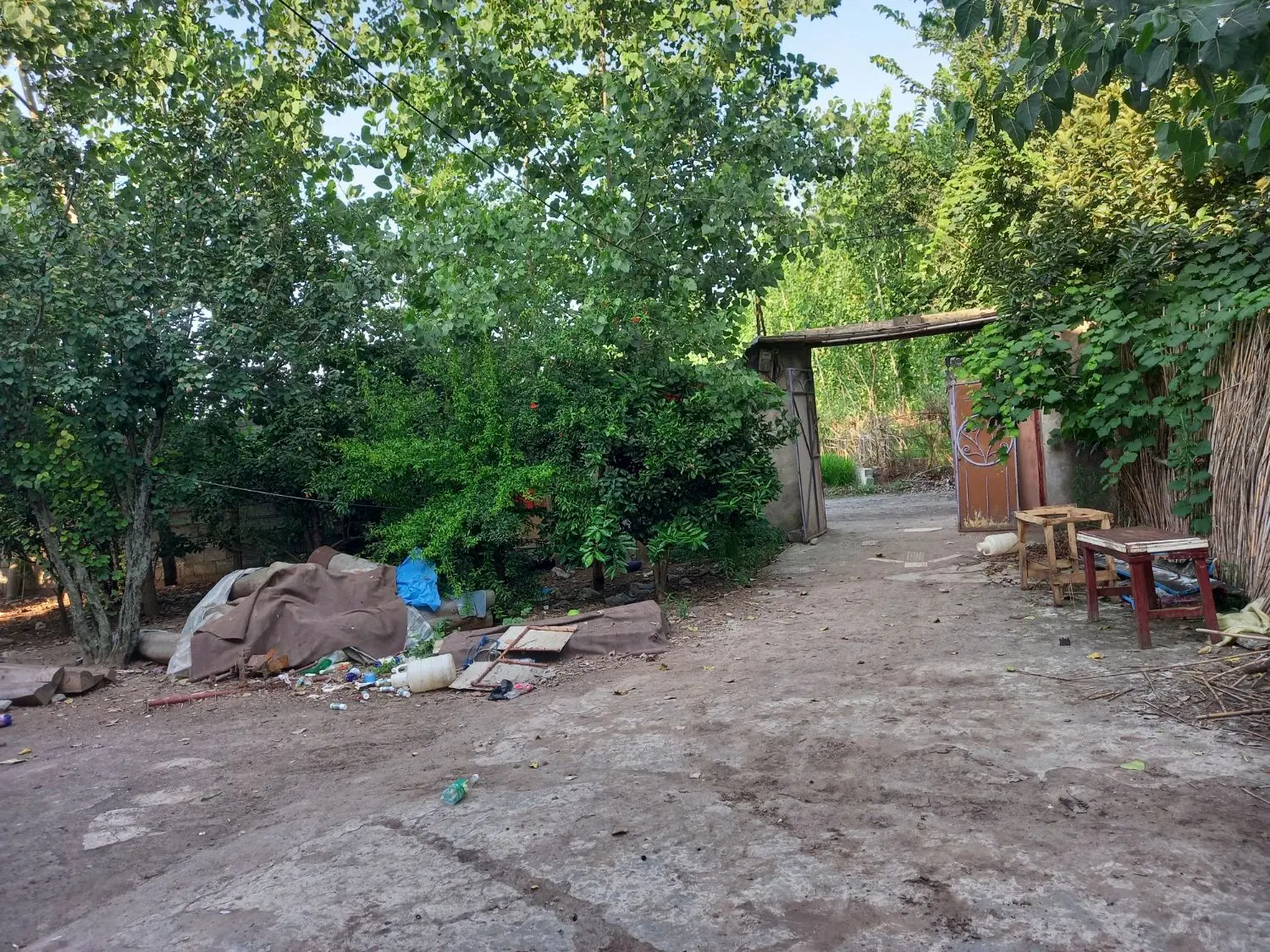 خانه مسکونی همراه با حیاط