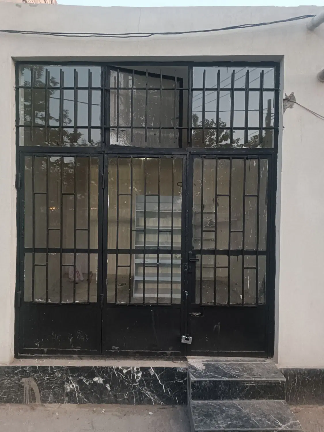 انبار ۳۰ متری_ حاشیه خیابان اصلی
