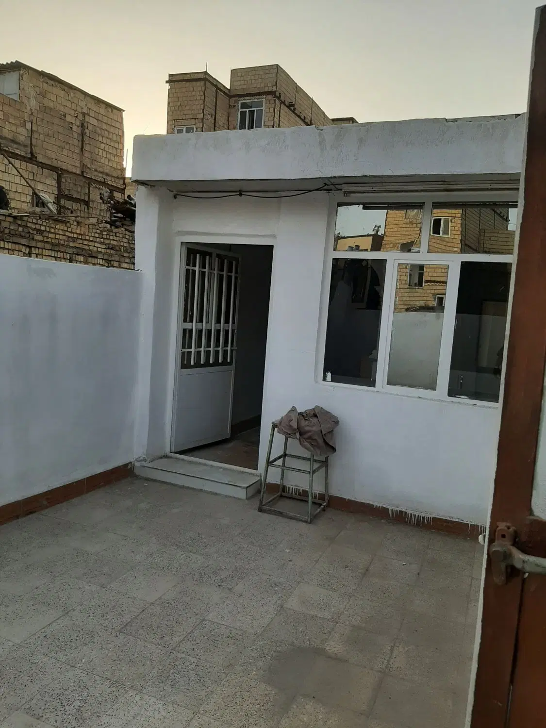 ۱۰۰ متری همراه با صحن حیاط _ زیر فی