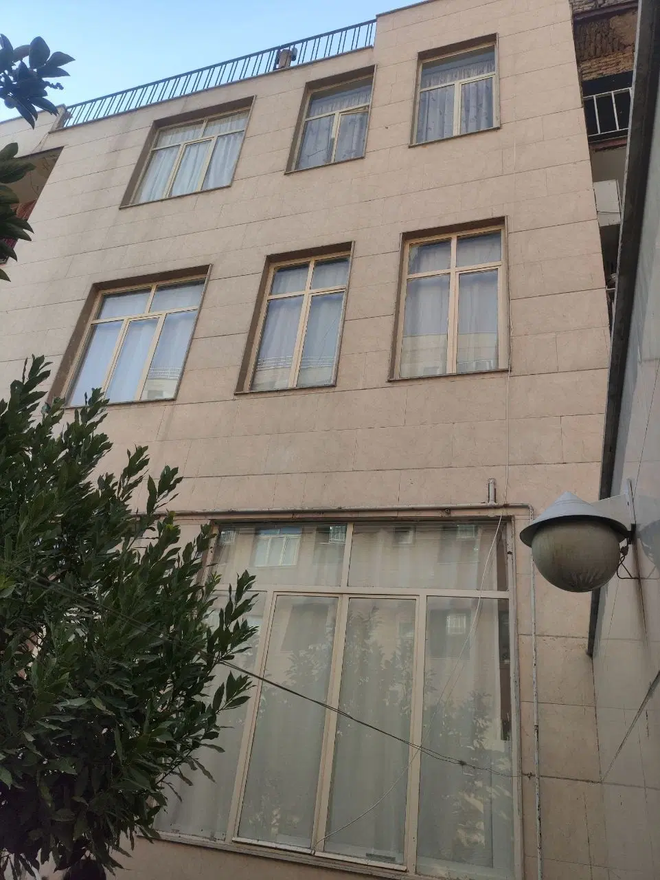 ۲۲۰ متری بر ۱۰ سنددار قابل سکونت
